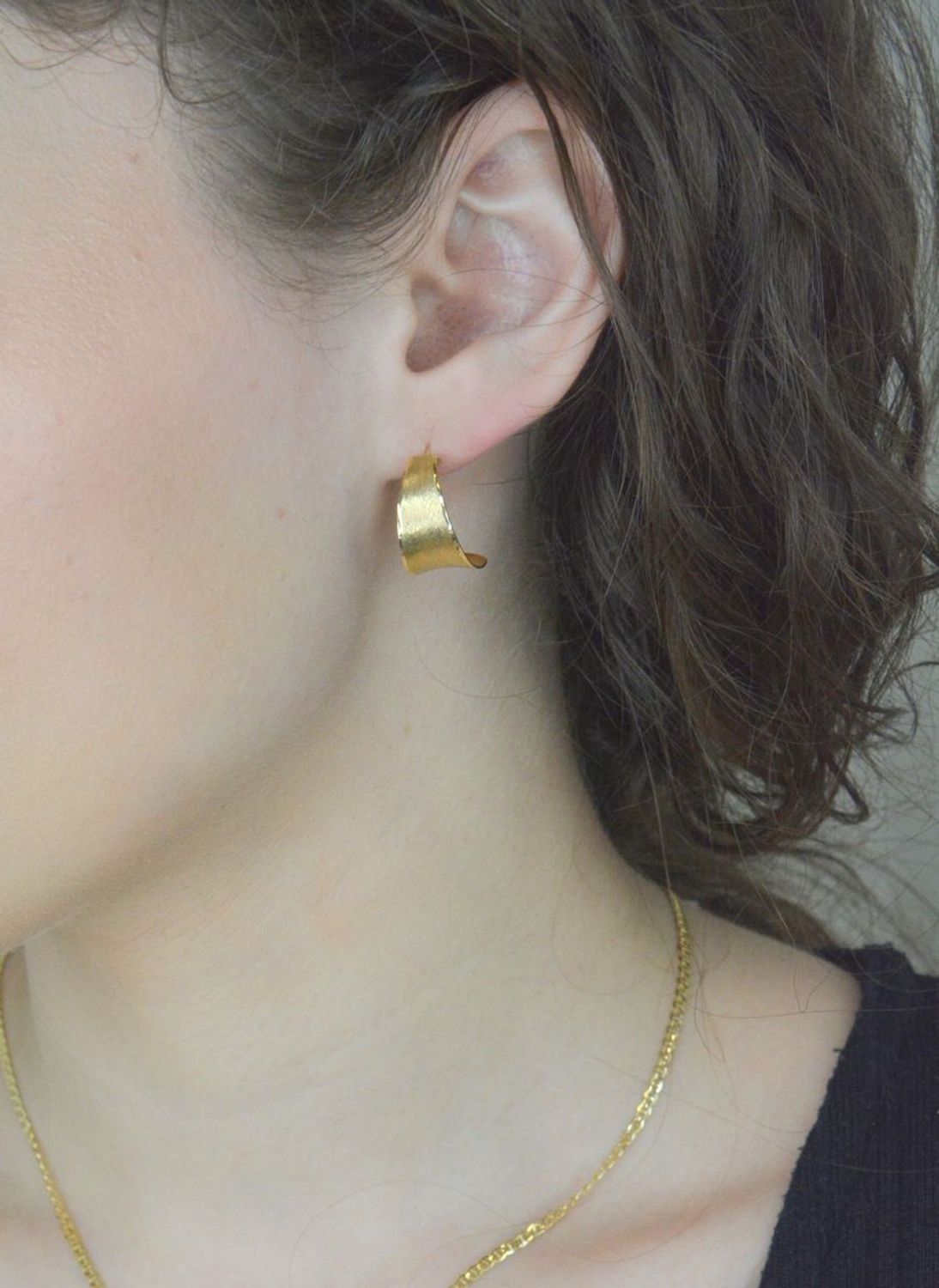 Kolczyki złote pół kołka satynowe pr 585, B6 OM R03-T-158 OR214880 Stylowe kolczyki wykonane z wysokiej jakości złota próby 585. Kolczyki satynowe mają pół okrągły kształt. Kolczyki to ponadczasowa biżuteria1.jpg